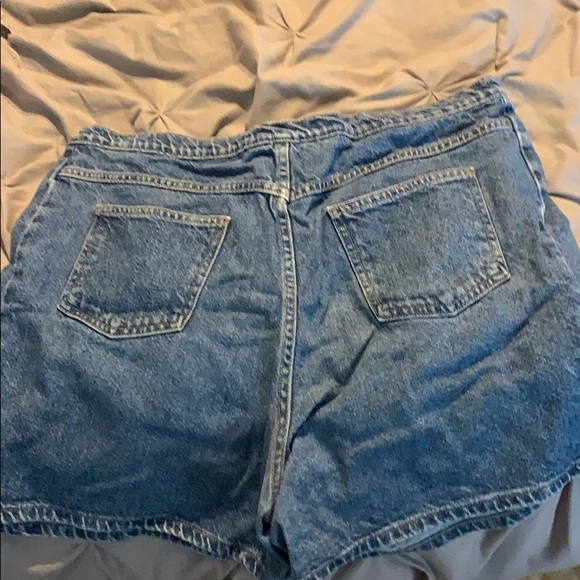 Maternity jean shorts - Picture 2 of 3